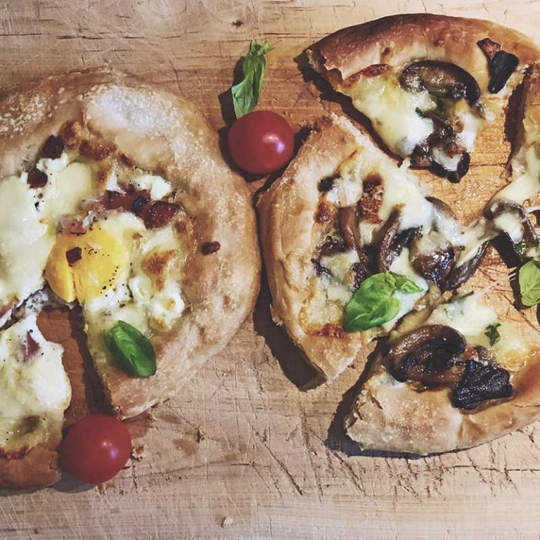 Kurs pizza och focaccia gåva till pizzaälskare för smak av traditionell italiensk pizza gjord på kvalitativa råvaror
